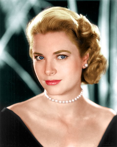 A portrait of Grace Kelly, who has very balanced facial features, that are typical for classic kibbe types